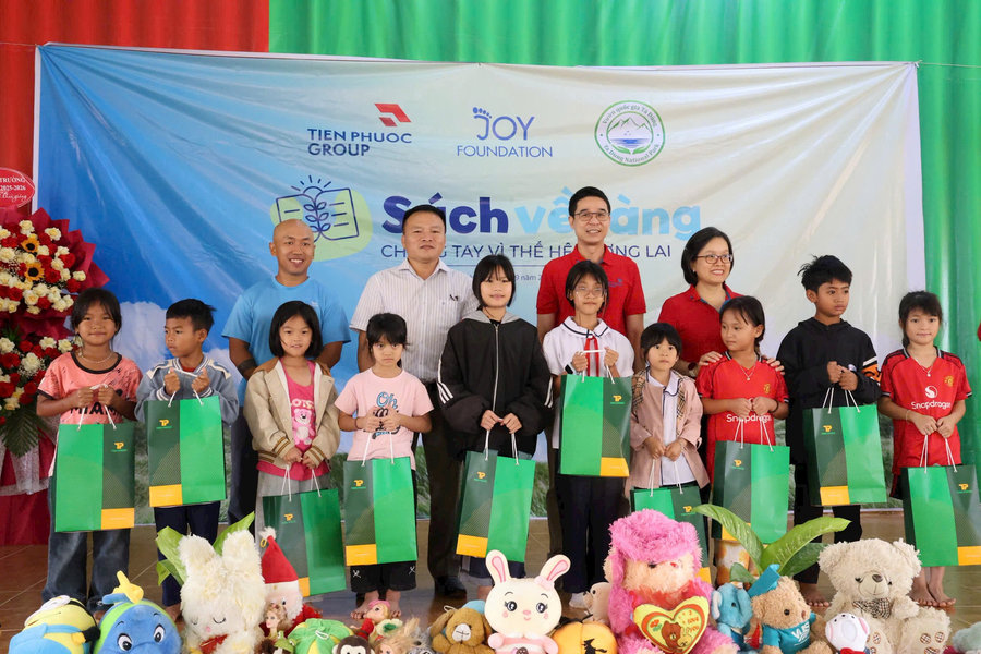 Tặng 500 bộ sách giáo khoa cho học sinh khó khăn xã Tà Đùng