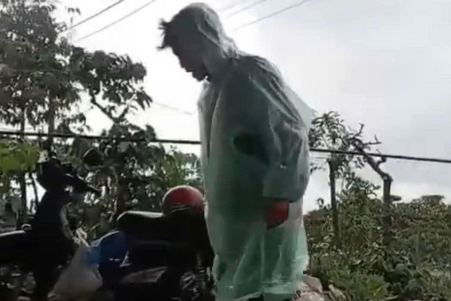 Ngã từ xe máy do bố chở, bé trai 2 tuổi ở Lâm Đồng còn bị bố đánh