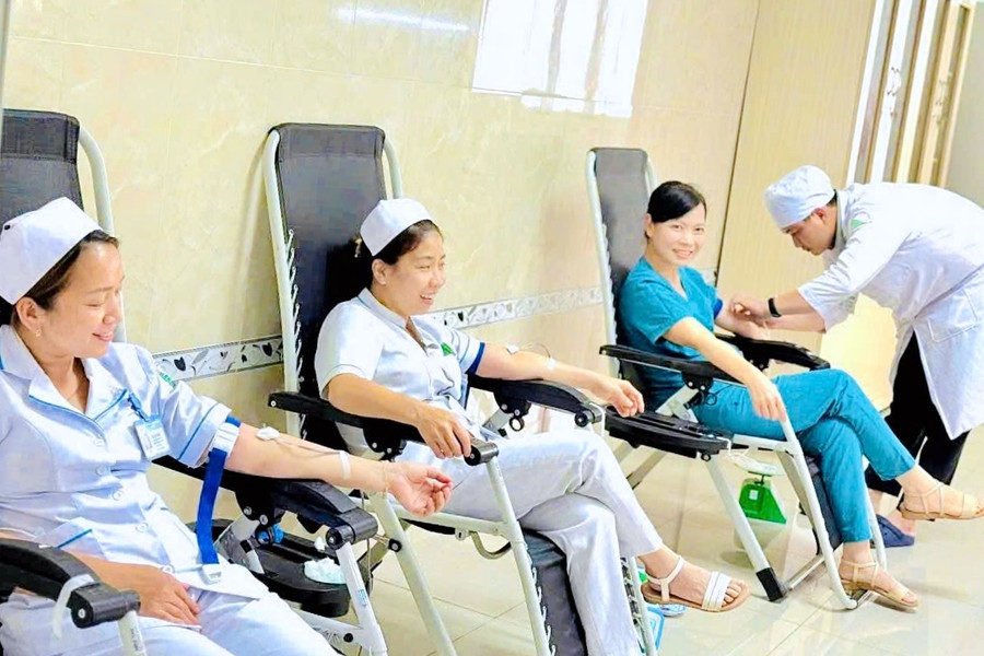 Chung tay hiến máu, sẻ chia sự sống