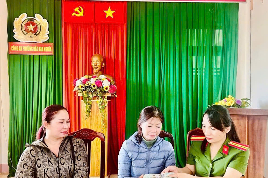 Công an phường Bắc Gia Nghĩa hỗ trợ người dân tìm lại tài sản đánh rơi