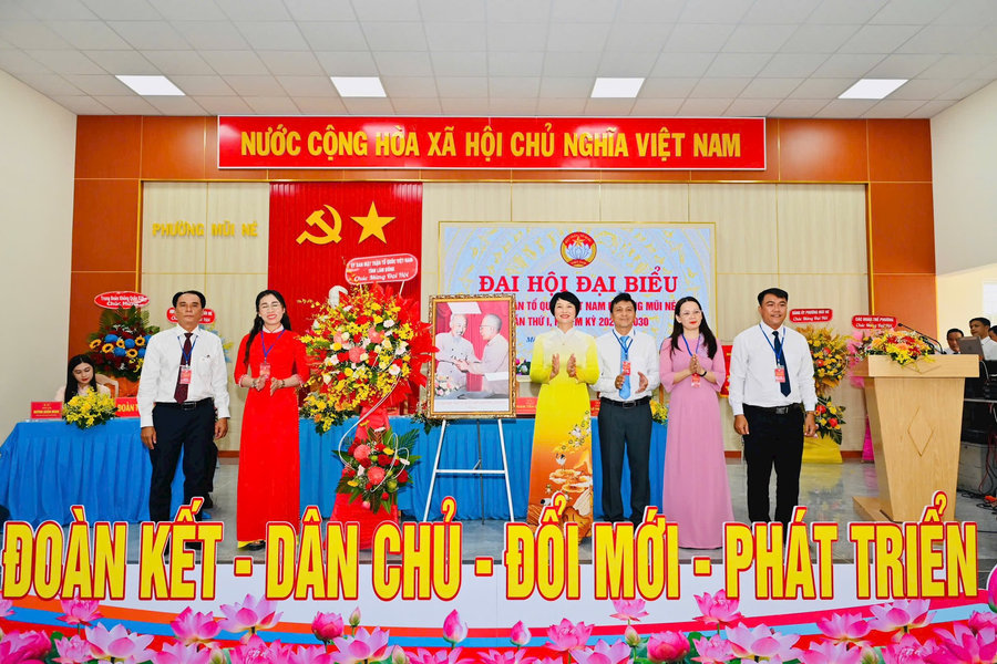 Chủ tịch Ủy ban MTTQ Việt Nam tỉnh Lâm Đồng Phạm Thị Phúc dự Đại hội MTTQ phường Mũi Né lần thứ I