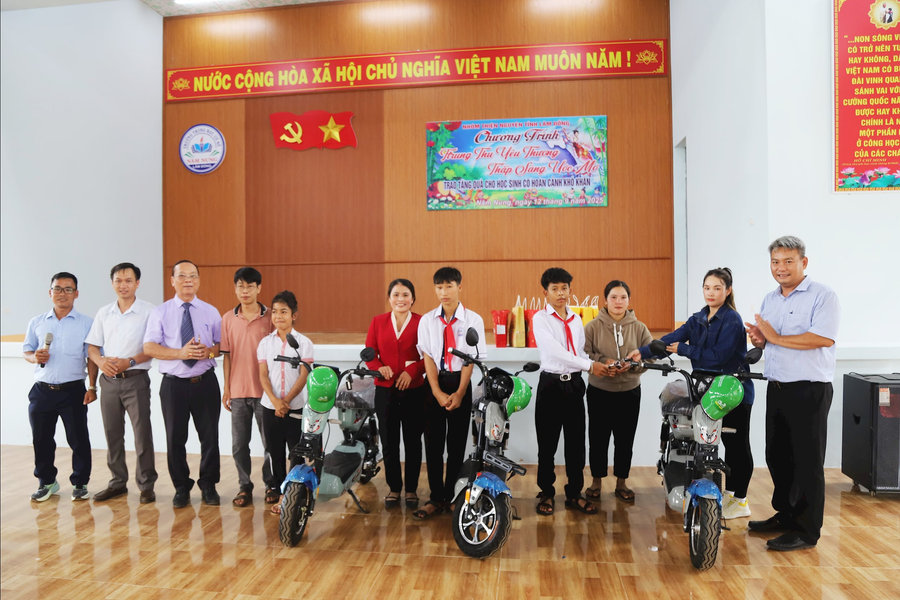 Trao quà trung thu và xe đạp điện cho học sinh nghèo xã Nâm Nung