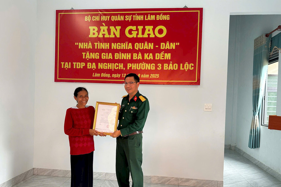 Bàn giao 2 căn “Nhà tình nghĩa quân - dân ” cho gia đình khó khăn