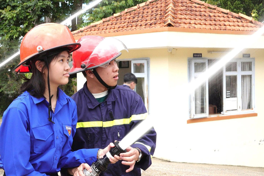 Hơn 2.000 học sinh tham gia trải nghiệm kỹ năng PCCC & CNCH