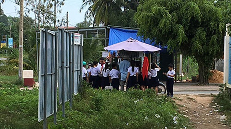 Nỗi lo hàng rong trước cổng trường học