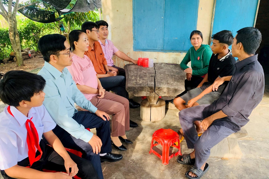 Gian nan vận động học sinh đến trường