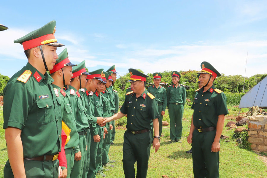Bộ CHQS tỉnh Lâm Đồng thăm, kiểm tra các đơn vị Quân đội ở Đặc khu Phú Quý