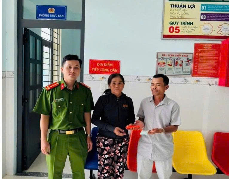 Nhặt được vàng, điện thoại và tiền mặt trả lại người đánh rơi
