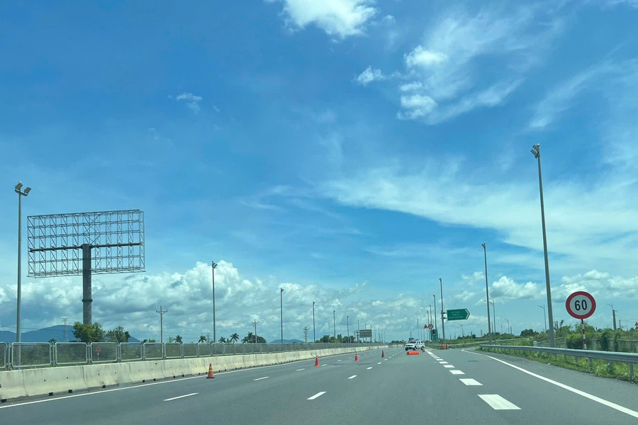 Điều tiết giao thông trên cao tốc Vĩnh Hảo - Phan Thiết để lắp giá long môn