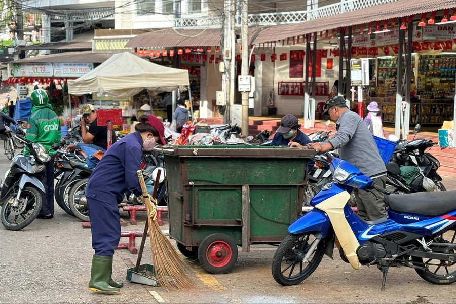 Những người cần mẫn, lặng lẽ làm đẹp phố phường