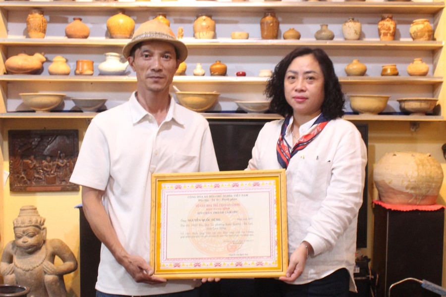 Nhà sưu tập Nguyễn Quốc Dũng trao tặng Bảo tàng tỉnh An Giang hơn 100 hiện vật