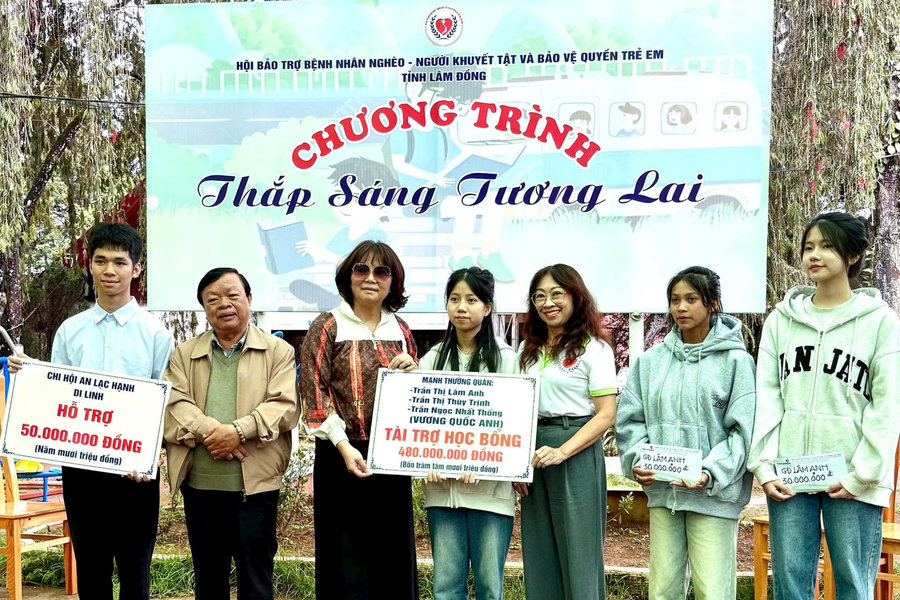 Vượt khó thắp sáng tương lai