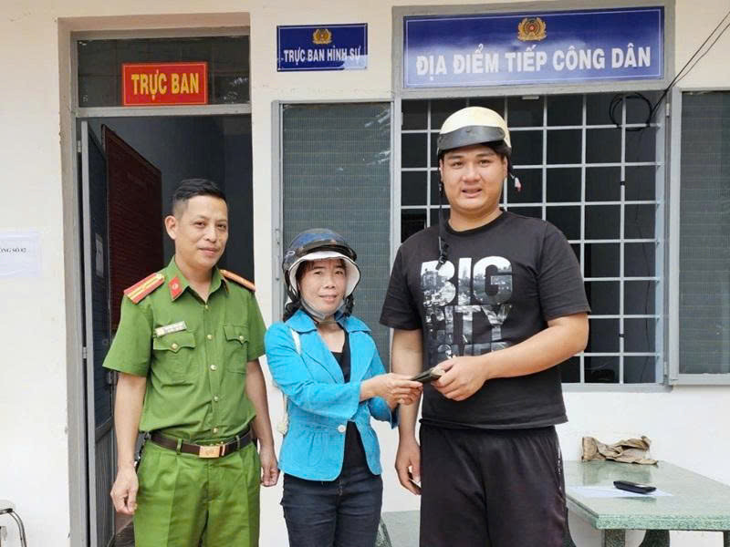 Nhặt được 7,5 triệu đồng mang giao nộp cho công an