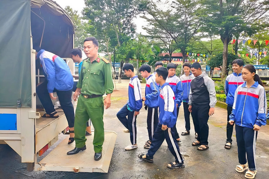 Nam Gia Nghĩa tổ chức xe đưa đón học sinh đăng ký tài khoản định danh điện tử