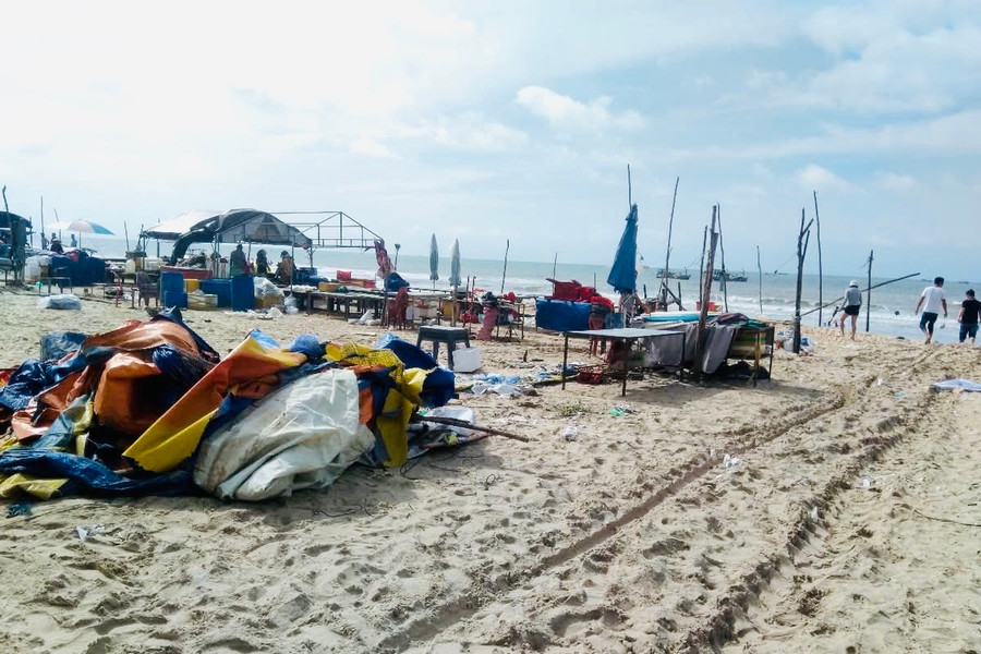 Phước Hội ra quân giải tỏa kinh doanh tự phát tại điểm du lịch Cam Bình