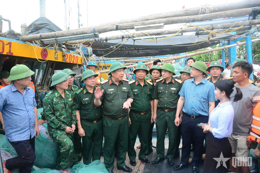 Thượng tướng Huỳnh Chiến Thắng kiểm tra công tác ứng phó bão số 10 tại Thanh Hóa