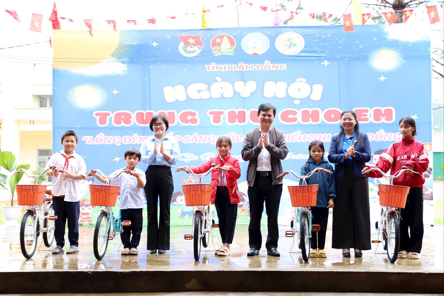 Hàng trăm trẻ em vùng sâu Lâm Đồng đón Tết Trung thu sớm