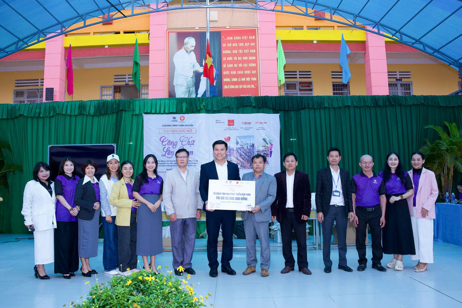 Thư viện sách “Cõng chữ lên non” về với học sinh Đạ Sar