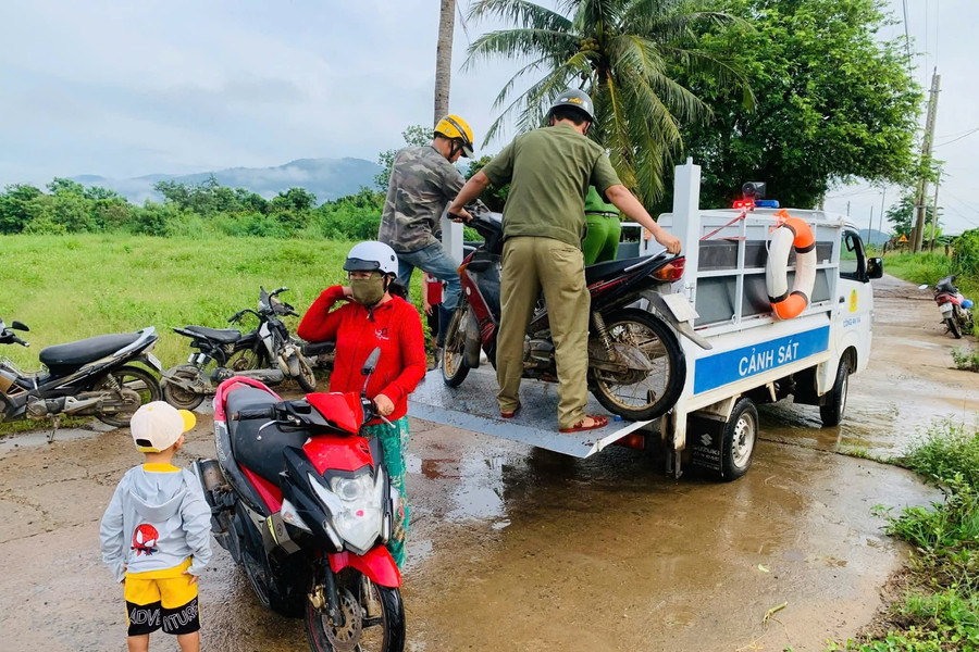 Công an xã Hàm Thạnh giúp học sinh vượt lũ đến trường