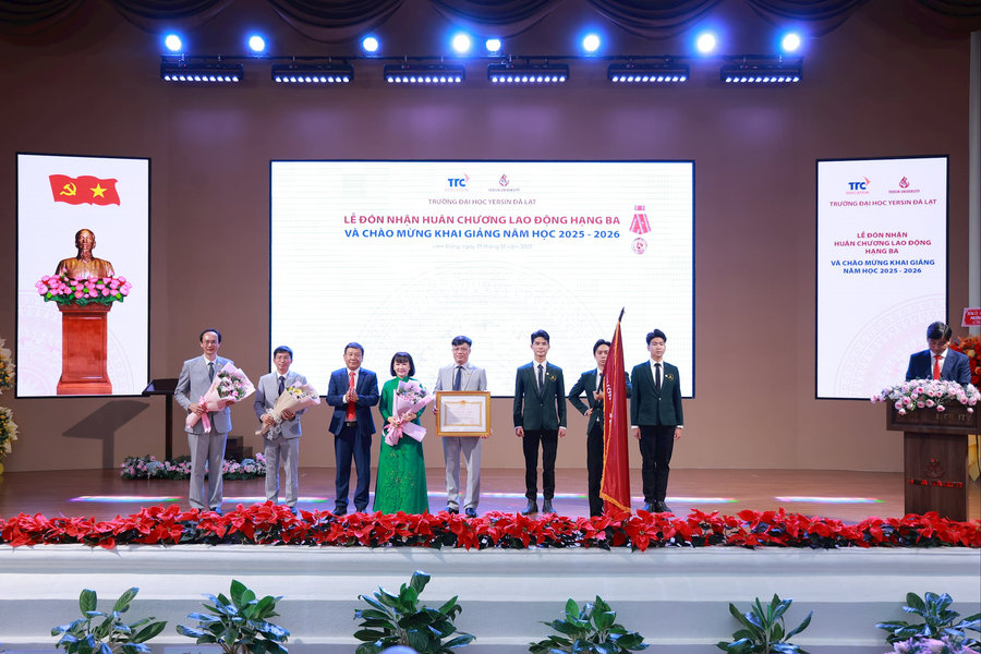 Trường Đại học Yersin Đà Lạt đón nhận Huân chương Lao động hạng Ba và khai giảng năm học 2025 - 2026