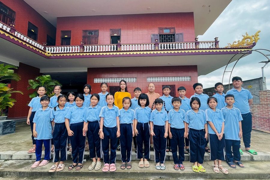 Lớp học tiếng Anh miễn phí dưới mái chùa Bửu Lâm