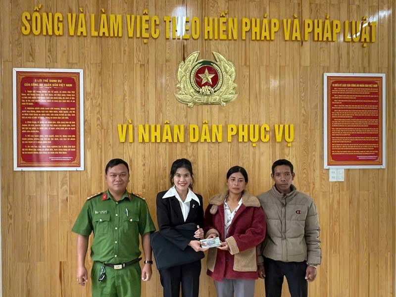 Nhặt được của rơi, vợ chồng anh Rô Ben trả lại người mất