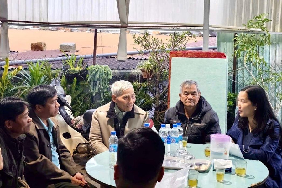 Lãnh đạo phường Lang Biang - Đà Lạt thăm hỏi gia đình bị cháy nhà