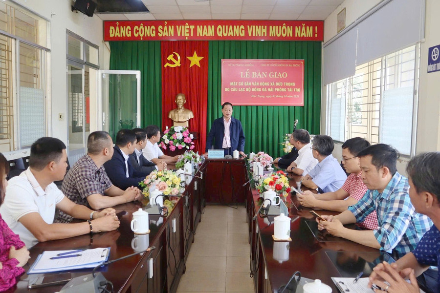 Công ty Cổ phần bóng đá Hải Phòng tài trợ mặt cỏ sân vận động xã Đức Trọng