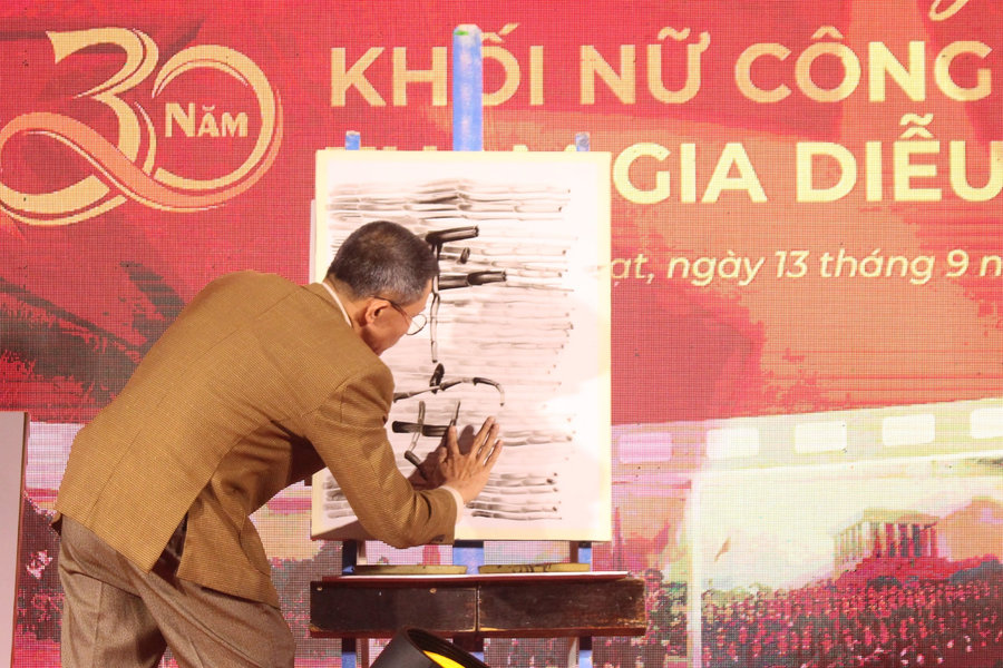 Họa sĩ trình diễn vẽ tranh bằng ngón tay