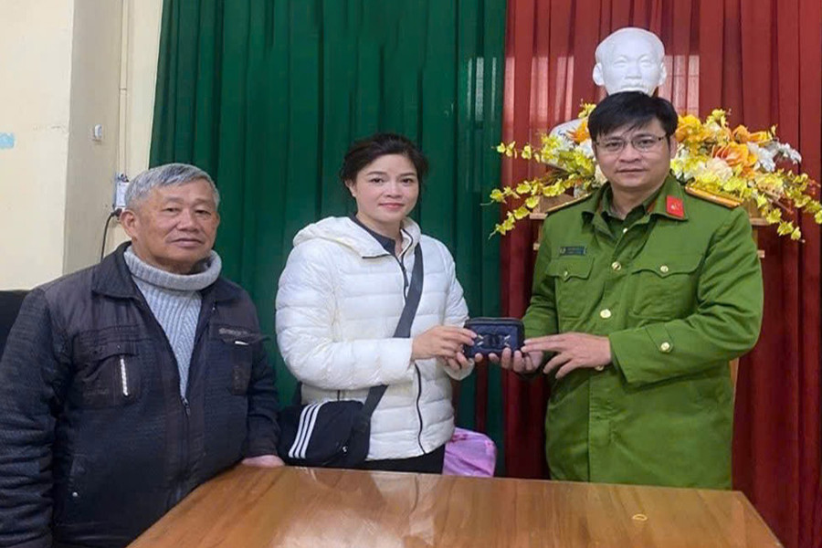 Công an phường Cam Ly - Đà Lạt trao trả tài sản bị đánh rơi cho người dân