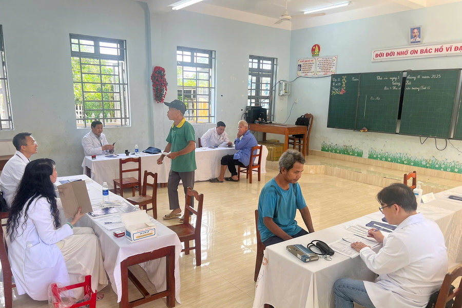 Khám bệnh, trao quà cho hộ nghèo và người có công xã Đạ Tẻh