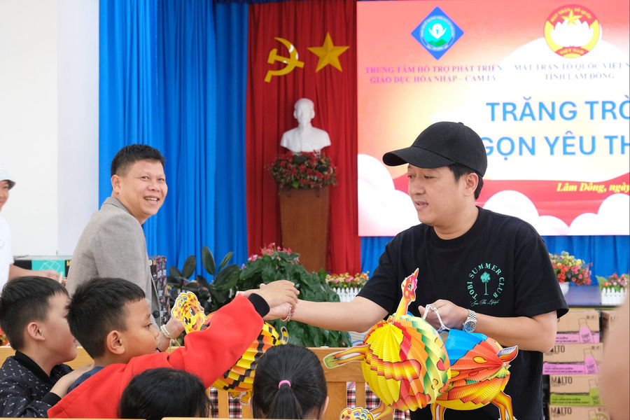 Nghệ sĩ Trường Giang tặng quà Trung thu cho trẻ em Lâm Đồng