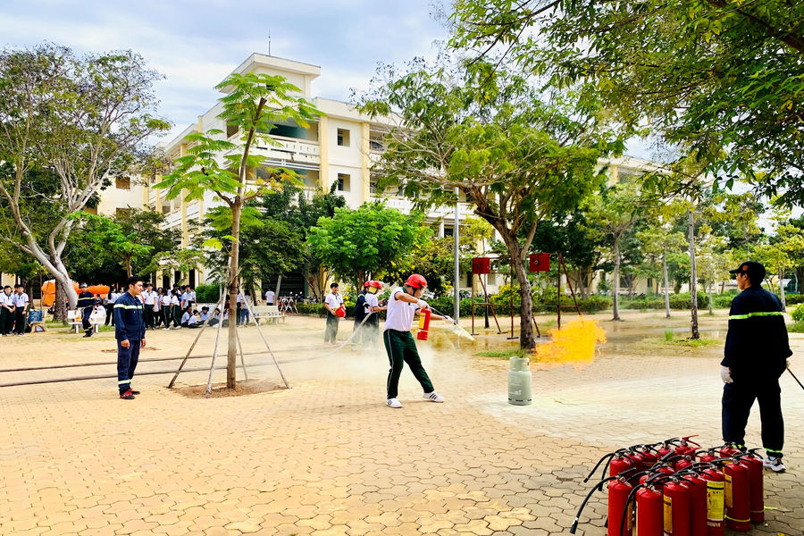 450 học sinh THPT chuyên Trần Hưng Đạo trải nghiệm thực hành PCCC và cứu hộ