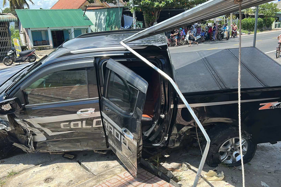 2 ô tô tông trực diện ở Tân Hải