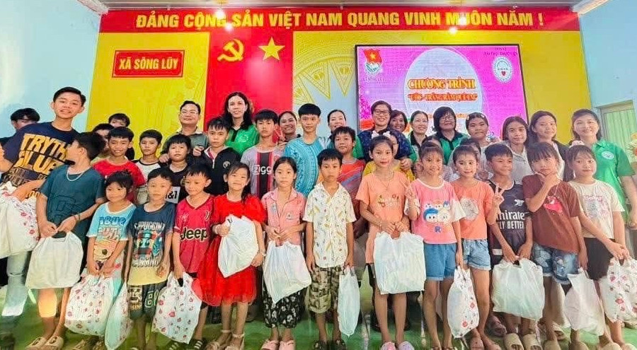 Mang Tết Trung thu yêu thương đến thiếu nhi xã Sông Lũy