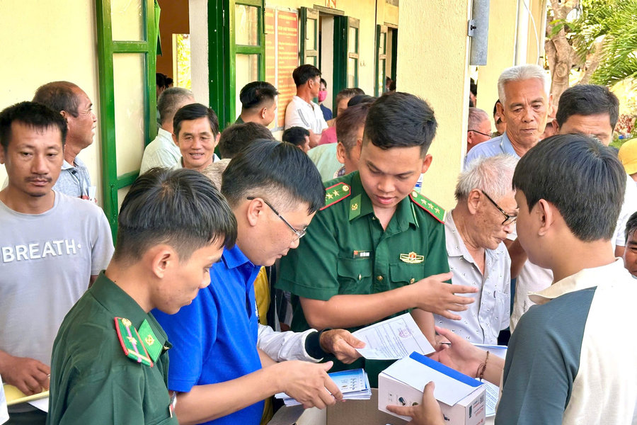 Đối thoại với ngư dân Phú Quý về những vấn đề trên biển