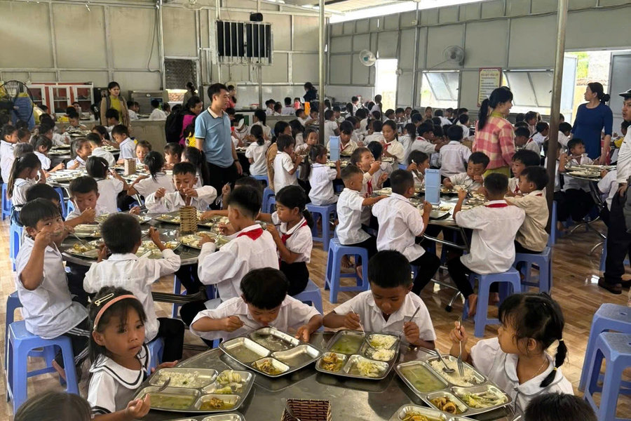 Những bữa cơm trưa níu chân học trò vùng cao