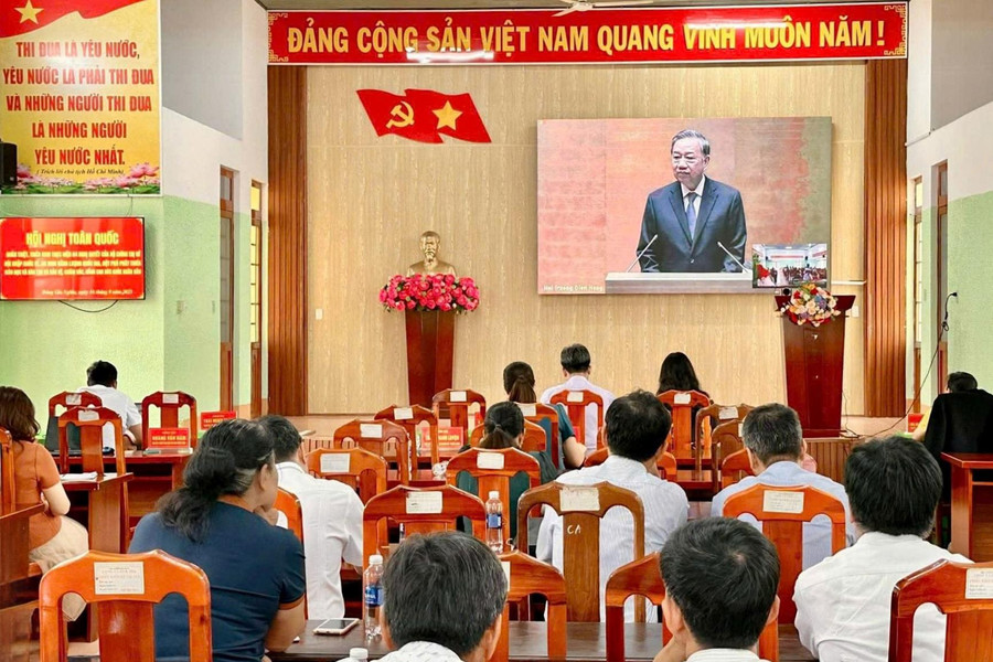 Xây dựng Ðảng vững mạnh về chính trị, tư tưởng, đạo đức