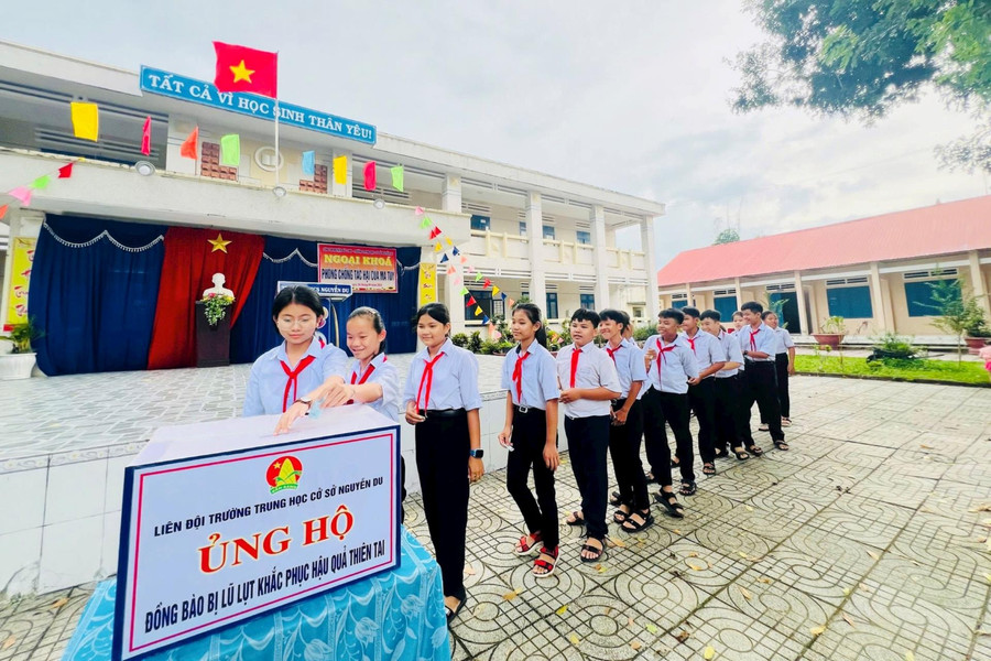 Vừa dạy chữ vừa rèn người