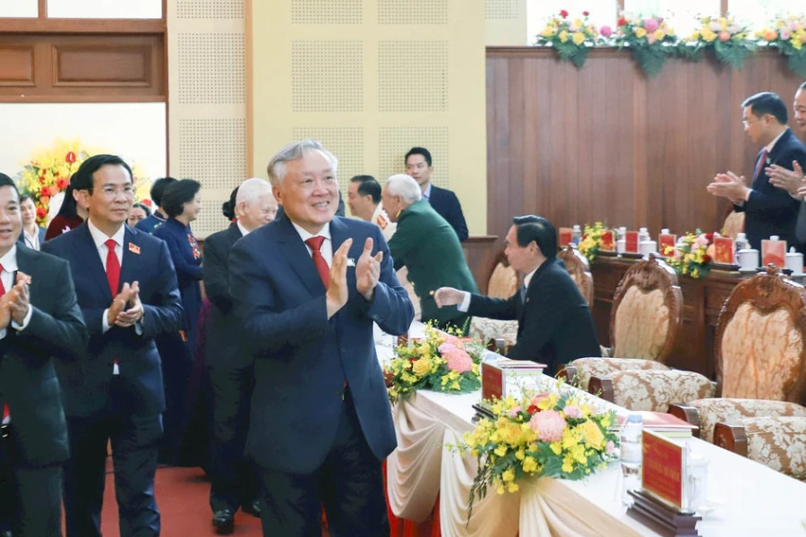 Đồng chí Nguyễn Hòa Bình dự và chỉ đạo Đại hội đại biểu Đảng bộ tỉnh Lâm Đồng lần thứ I
