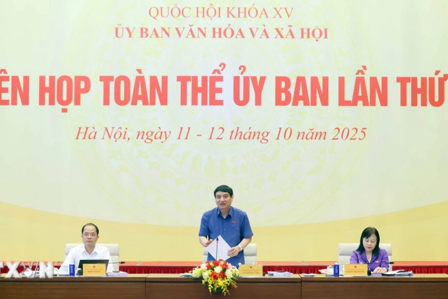 Thể chế hóa nội dung sử dụng một bộ sách giáo khoa thống nhất