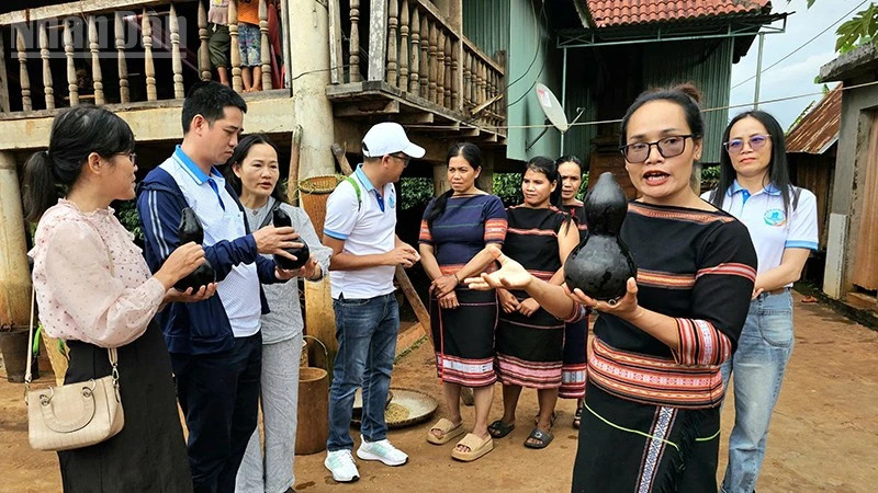 Người phụ nữ Jrai thắp lửa du lịch cộng đồng từ bản sắc văn hóa