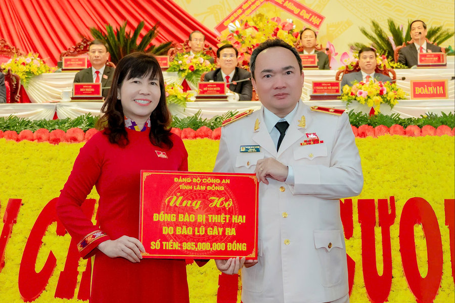 Công an Lâm Đồng ủng hộ đồng bào bị thiệt hại do bão lũ gần 2 tỷ đồng