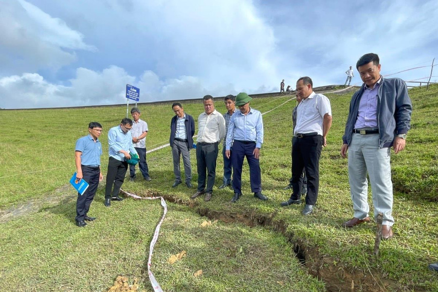 Phó Chủ tịch UBND tỉnh Lâm Đồng Lê Trọng Yên kiểm tra khắc phục sự cố sạt trượt tại hồ Cay An