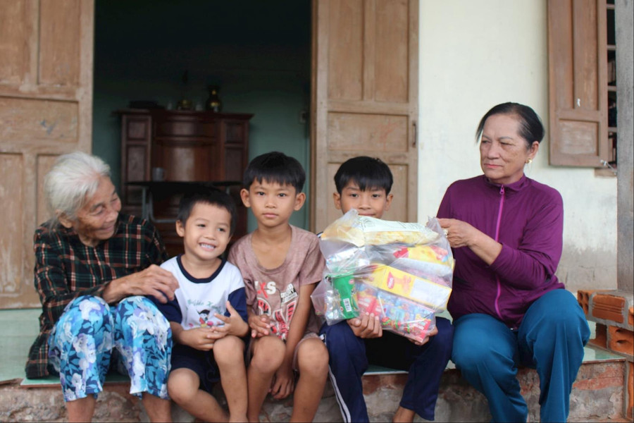 Vòng tay của “mẹ đỡ đầu”