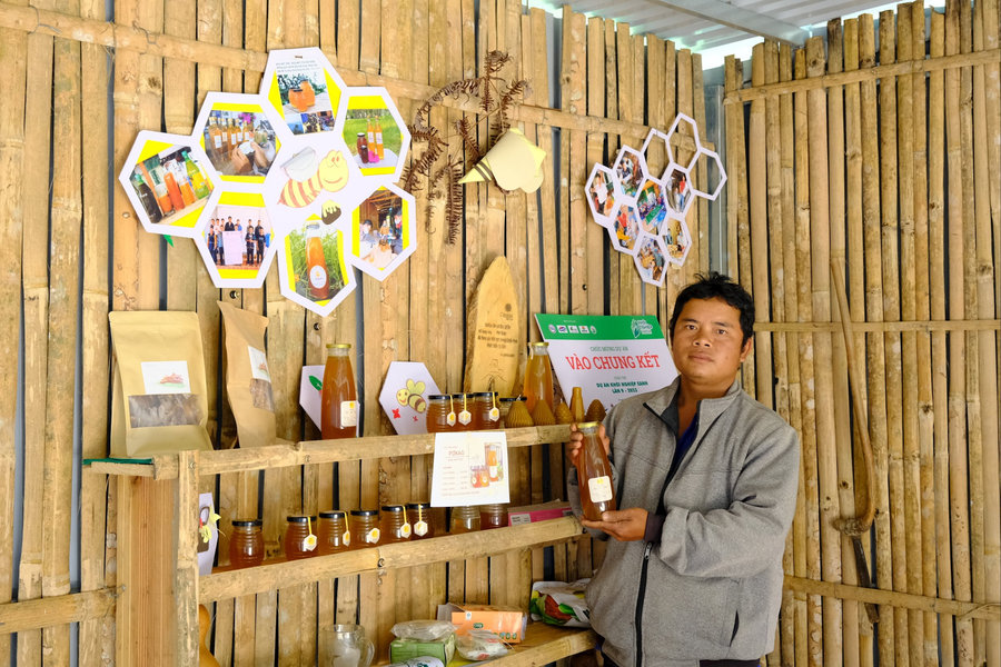 Mật ong rừng Pơkao - Hương vị của núi rừng Đưng K’nớ
