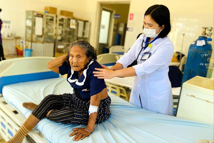 Nữ bác sĩ tận tâm với bà con buôn làng
