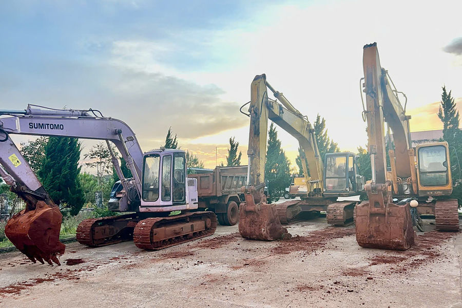 Quảng Trực giữ 4 máy móc san lấp mặt bằng trong 1 ngày