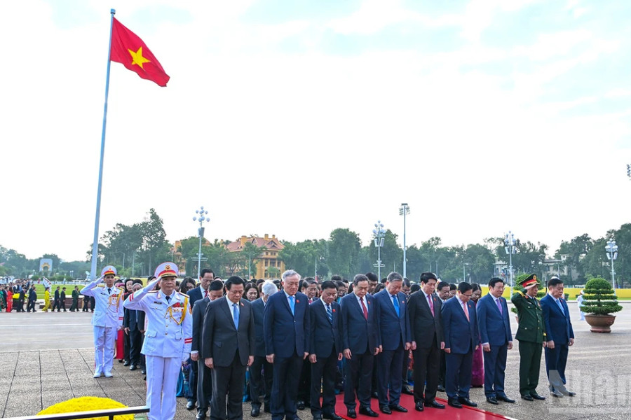 Các đại biểu Quốc hội vào Lăng viếng Chủ tịch Hồ Chí Minh