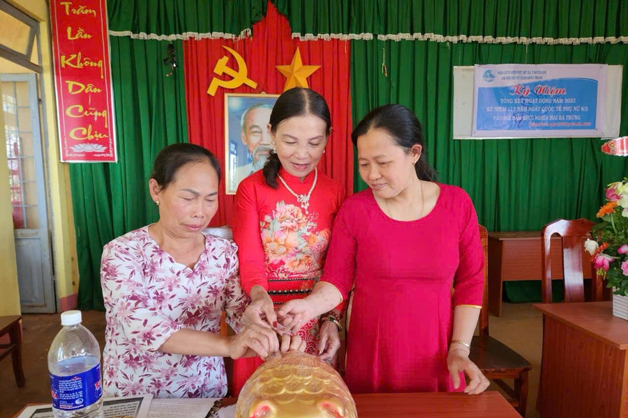 Nuôi heo đất hỗ trợ hội viên nghèo